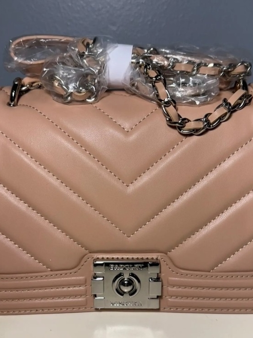 Like New $35 Badgley Mischka Quilted Chain Shoulder Bag - Blush